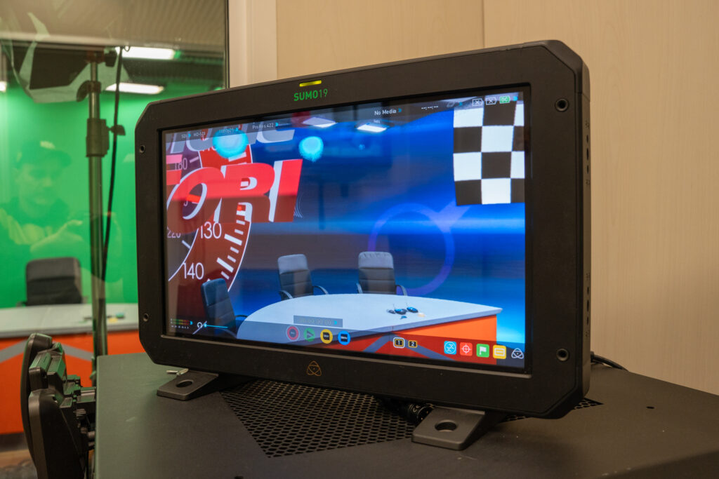 Monitor in studio con il set virtuale: il green screen sostituito da una scenografia digitale